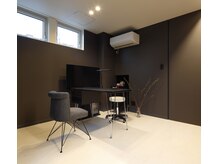 一軒家の玄関からすぐの土間一角がネイルスペースの小さなサロン