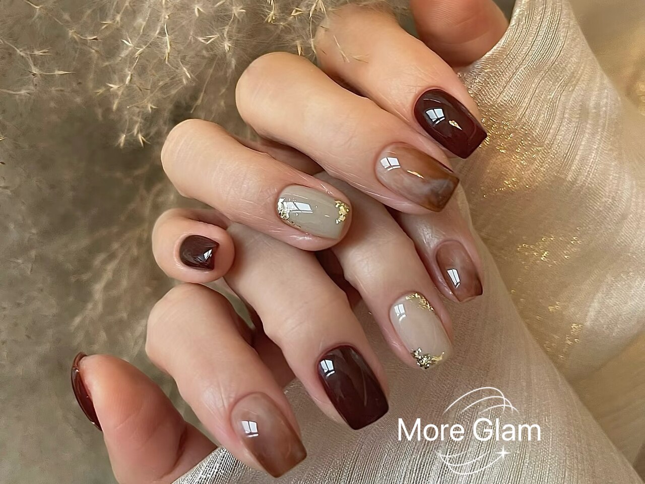 2025年-2026年冬トレンド】ゴールド オフィスのネイルデザイン集｜人気