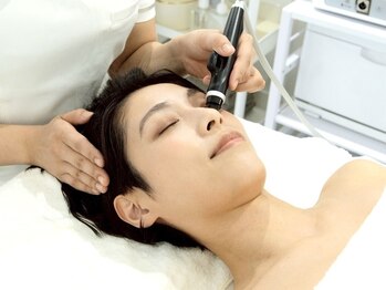 【美容温活x韓国肌管理サロン】Anela Beaute(毛穴洗浄/小顔/ローズ蒸し)の写真/ダイアモンドチップの繊細な研磨と、高機能美容液の力で、なめらかな素肌へ整える本格毛穴ケア!