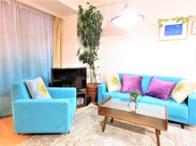 銀座スッキリ整体サロン/オーナーこだわりの青のソファー