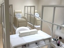 ルオントネイルトウキョウ 柏モディ店(Luonto nail TOKYO)の雰囲気(〈リラックス空間〉ハンド・フット席ともに衝立に囲まれています)