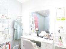 大きな女優ミラーで施術後のメイク直しやレクチャーもワクワク♪