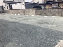 広々駐車場5台分完備。どちらに停めていただいても大丈夫です。