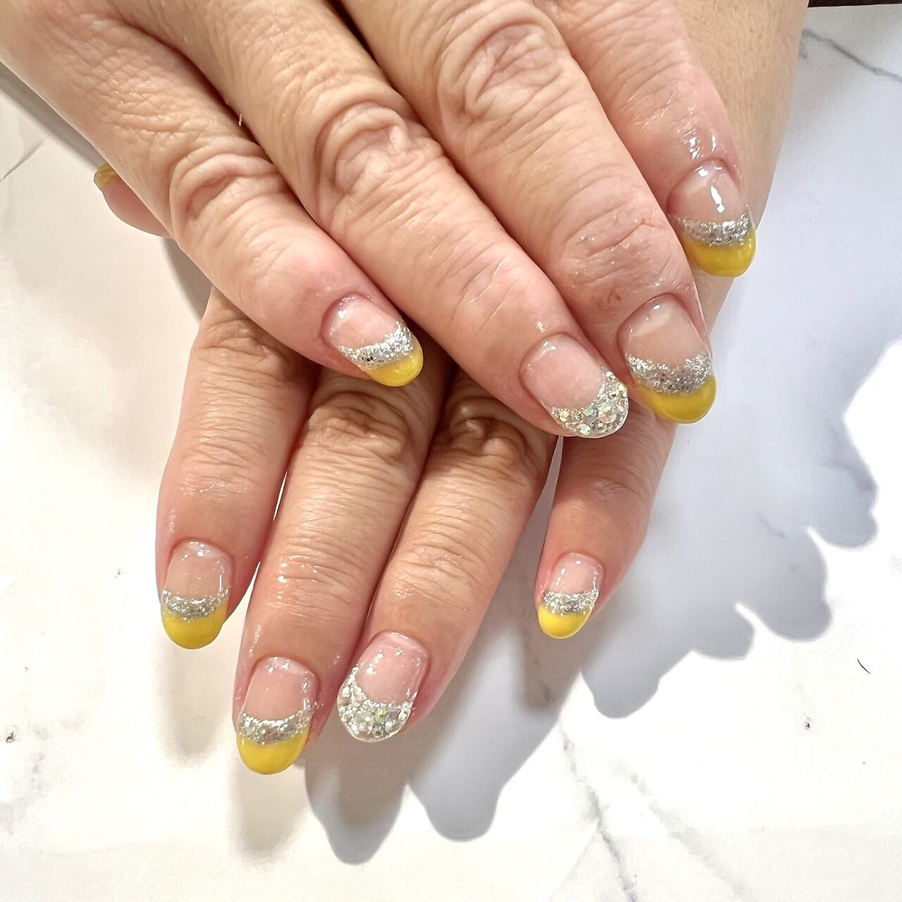 2026年冬トレンド】イエロー ななめフレンチ ハンドのネイルデザイン集