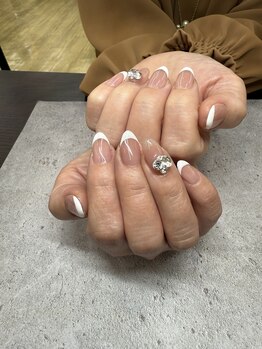 ステラ ネイルスタジオ(STELLA)/フレンチネイルにストーンパーツ
