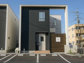 エム(M)/外観