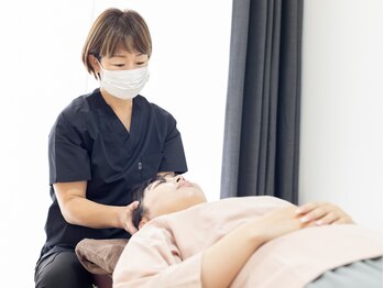 イネイトキュア バイ リコ カイロプラクティックオフィス(Innate Cure)の写真/米国国家資格D.C.保持の院長が担当★筋膜リリース×全身調整で、頭から足先まで徹底的に整える本格技術
