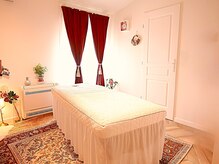 アフロディーテ ビューティーの雰囲気（白とローズピンクが基調の明るいお部屋。大人女性にとても好評♪）