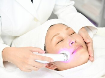 ライカブルー(RaicA BluE)の写真/【低刺激で敏感肌OK】乳酸ピーリング×毛穴エクストラクションで繰り返す肌悩みや乾燥に負けない艶美肌に♪