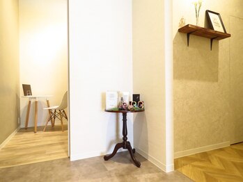 エス(es)/《施術ルーム入り口》