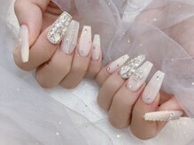 ラビィ(Raviy)/ホワイトキラキラネイル