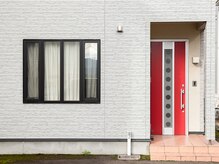 こちらがサロンの外観になります。赤い扉からお入りください