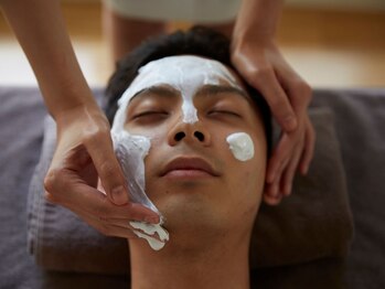 メンズ眉毛サロンラボ 横浜西口店の写真/お顔のざらつき/毛穴の開き/黒ずみにお悩みの方へ！プロの手で肌質改善し清潔感UP！【仕事帰りも◎】