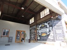 この看板が目印！夜のみ営業の飲食店ヤモズさんの奥にあります。