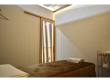木の温もり＋間接照明で落ち着いた施術室でお顔も眠りも整う◎