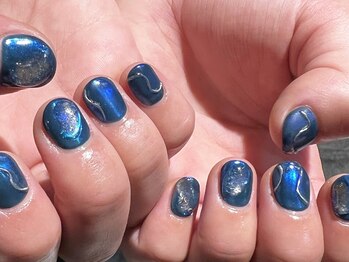 ノラ ミナミアオヤマ(NORA MINAMIAOYAMA)/神秘的なブルーオーロラネイル