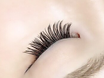 コンアニマ(Con anima.)の写真/【ボリューム×モチ◎バインドロック80束¥8500】華やかなまつげで、横顔はもちろん、お顔全体が映えます！