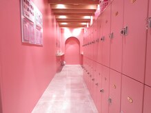 ピンクがかわいいアメニティ充実のロッカールーム
