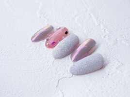 オーロラピンクのきらきらネイル