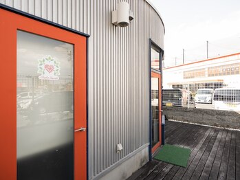 ヘルシービューティーサロン シェイク ハンズ(shake hands)/当サロンの入り口　こちらです！