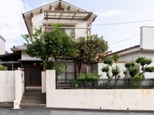 ポストの近くにインターホンがございますので押して下さいませ。