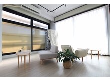 なつめ鍼灸ボディケアサロンの雰囲気（施術後は広めのソファでゆったお過ごしください。）