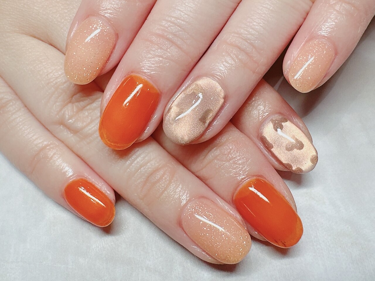 2025年-2026年冬トレンド】オレンジ ハート ハンドのネイルデザイン集