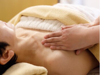 サロン ヴィプラス(SALON Vi+)の写真/バストをふっくらボリュームアップ☆筋膜リリース×リンパ流し×オーダーメイド施術で、胸の土台からケア◎