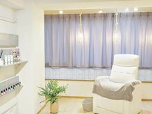 スリー 自由が丘(THREE)の雰囲気（落ち着いた空間でサロン時間をゆったりとお過ごしください。）