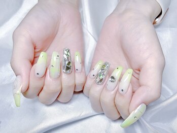 ゴージャス持込　緑ネイル