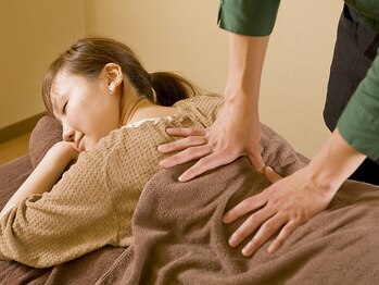 コリフレッシュ 聖蹟桜ヶ丘店の写真/【こねる×ほぐす】首肩特化ケア！デスクワークや立ち仕事でたまった首・肩のカチカチ疲れをしっかり解消◎