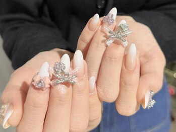 ブラソンネイル(Blossom nail)/ホワイトグラデ×立体リボン