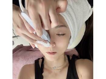 Shining Brightlyの写真/【有名店出身の極上毛穴ケア】最新ハイドラワン×専用美容液で黒ずみ・角栓を根本からごっそり大掃除★
