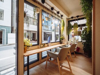 森のヘッドスパ/オープンなカフェスペース