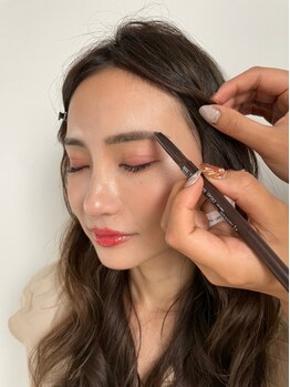 アイラッシュ.アイブロウCARINA西大寺南店【7月下旬 NEW OPEN（予定）】の写真/話題沸騰【ハリウッドブロウ】導入♪お客様に合った毛流れに変えて美眉に導きます★すっぴんでも眉整う◎