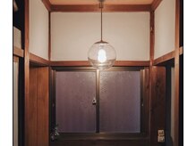 てのひら日和の雰囲気（どこか懐かしい温かな灯り）