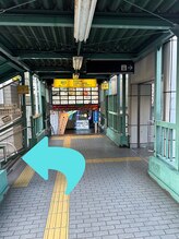 左手に見えた8番出口の階段を降ります♪