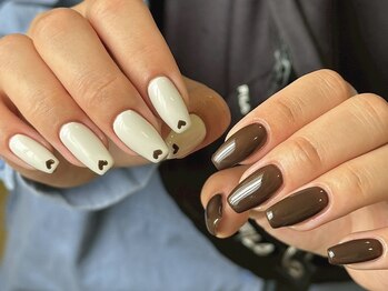 モニカ(MONICA)/ホワイト×ブラウンハートネイル