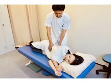 日高カイロプラクティックの雰囲気（広々とした清潔感のある院内でリラックスしながら施術♪）