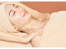 『リフトアップ＆肩首ほぐしトリートメント』でゴリゴリに硬くなった肩や首筋を超絶手技でほぐしケア