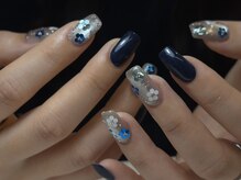 LINEA nail studio &nbsp;【ライナーネイルスタジオ】代官山/大人ネイビーのお花ホロネイル