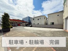 ナビアイ(nabi eye)の雰囲気(正面が駐車場で左側の色が変わっている三角スペースが駐輪場です)