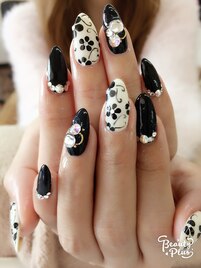 シックな花柄ネイル
