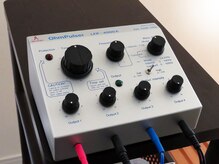 鍼灸チェリーハンドの雰囲気（鍼に繋げて通電するための機械『オームパルサー』です。）