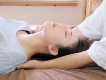 ゆたかセラピー/施術の様子　肩から首