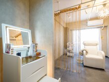 グレーを基調とした落ち着いた空間です