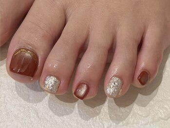 ビビ スイート(美be Suite)の写真/足元を華やかに！上品シンプルなニュアンスネイルで、マグネットネイルが指先を上品にキラリと演出。