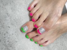 シェリ バイ リッシュ(Cheri by RICHE)/チグハグネオン×親指フレンチ