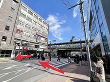 【新大久保駅からの道順】大久保駅出て頂き、正面の信号を三菱UFJ側に渡って左に直進します。