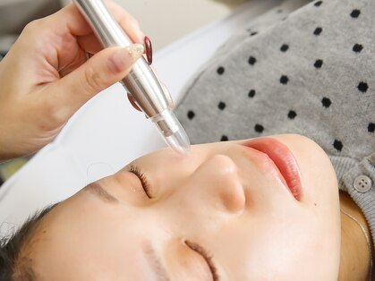 Lyspois【LEDマツエク/まつげパーマ/毛穴洗浄/ピーリング】の写真